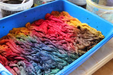 Laura Kemshall: Tips for dyeing threads | How to dye fabric, Fabric dyeing techniques, Food dye