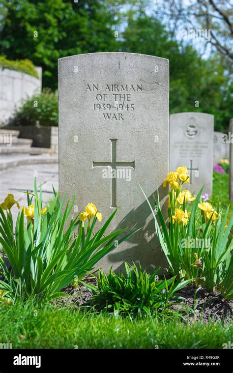 Commonwealth war graves commission grave hi-res stock photography and images - Alamy