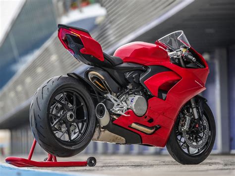 DUCATI PANIGALE V2 (2020 - on) Review | MCN