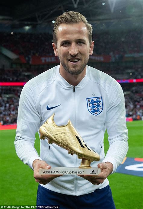 Harry Kane presented with the World Cup Golden Boot by England manager ...