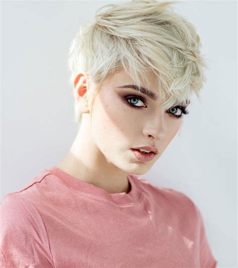 25 Androgynous Hairstyles For Women That Are Trendy & Stylish