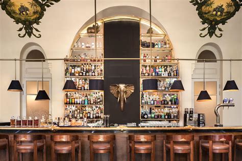 Raffles Hotel Le Royal’s Iconic Elephant Bar Launches ‘World Gin Tour’ | commecestbon.com