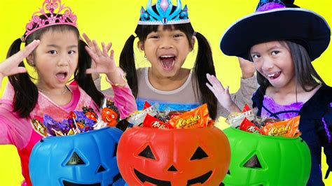 Emma Jannie & Wendy Pretend Play Halloween Trick Or Treat Costume Dress Up for Candy Haul - YouTube