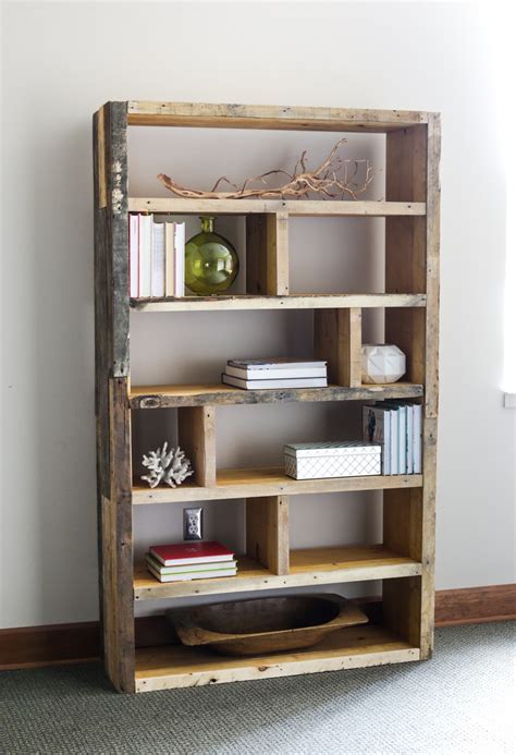 DIY Rustic Pallet Bookshelf