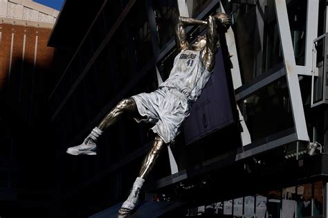 Dallas Mavericks Reveal Dirk Nowitzki Fadeaway Statue | Hypebeast