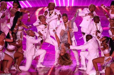 Super Bowl 2020: Jennifer Lopez pole dances in epic half-time show ...