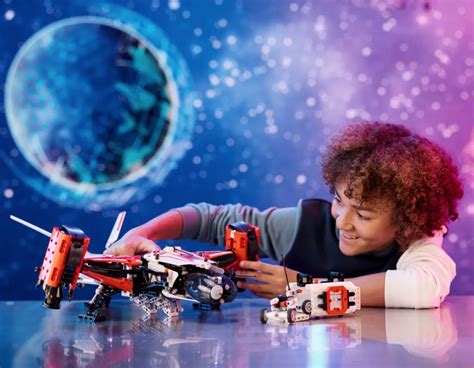 LEGO Technic space sets include a special air-lock element