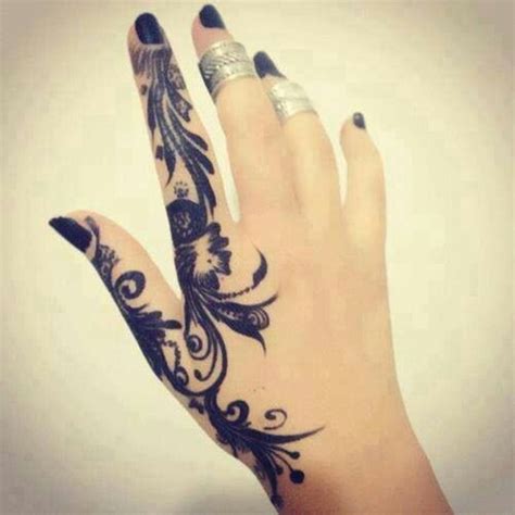 Creative-Hand-Tattoo-Designs-in-Vogue-16