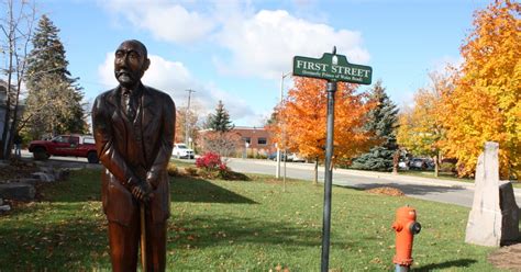 Anja's Photo Journal: Orangeville Art Walk of Tree Sculptures