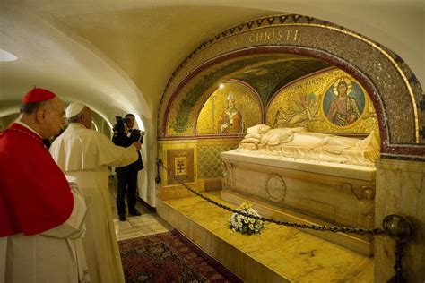 The Vatican & Papal Tombs with Vatican Museums tour