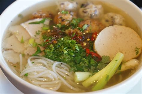 Gourmet by Kat: Bun Moc (Vermicelli noodle soup with mushroom meatballs)