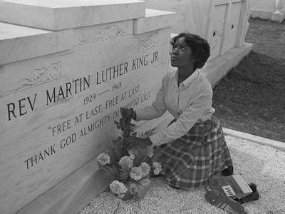 'Martin Luther King Jr Grave 1969' Photographic Print - BJ | AllPosters.com