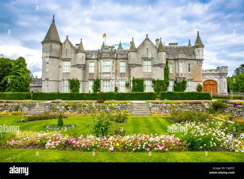 Royal family holiday at balmoral castle hi-res stock photography and ...