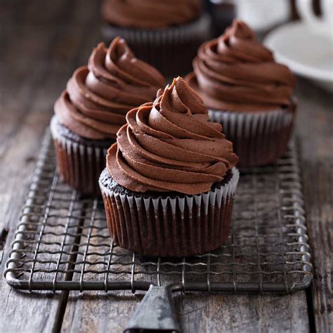 Cupcakes de chocolate esponjosos decorados con frosting de chocolate - PequeRecetas