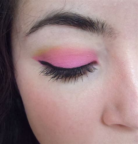 feather: Bright Pink Eyeshadow Look