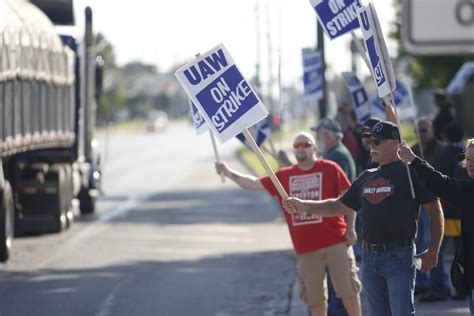 GM strike: General Motors reaches deal with United Auto Workers union - Vox