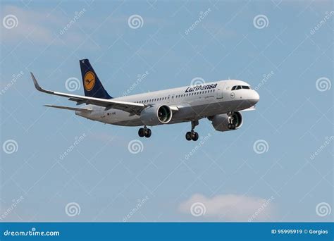 Airbus A320 Lufthansa Landing Editorial Stock Image - Image of great ...