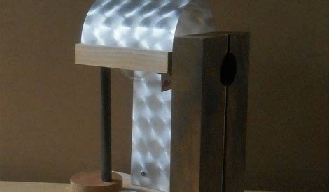 Lampe de table aux normes européennes par Kentaro sur L'Air du Bois