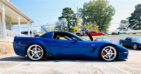 Blue Corvette C5 parked in front of a house