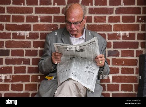 Old man reading newspaper hi-res stock photography and images - Alamy