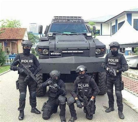 uniform polis malaysia - Luke Watson