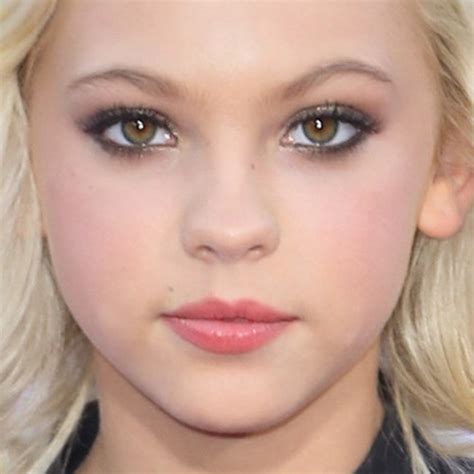 Jordyn Jones Makeup: Black Eyeshadow, Taupe Eyeshadow & Peach Lipstick | Steal Her Style