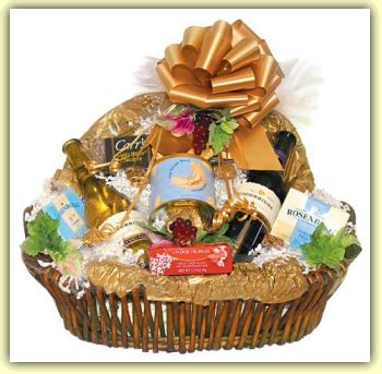 Gift basket clip art christmas basket clipart - WikiClipArt