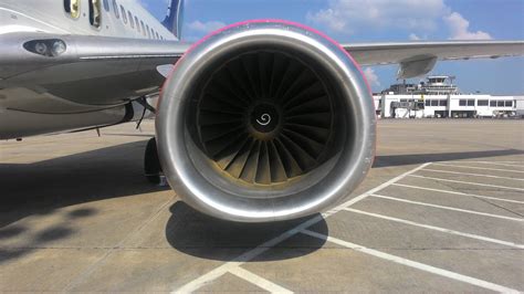 Boeing 737 engine shape - Aviation Stack Exchange