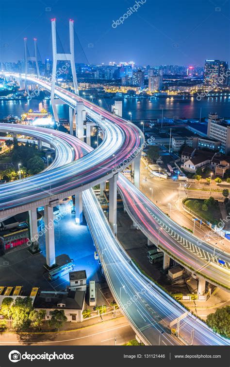 Veduta aerea del cavalcavia di Shanghai di notte in Cina . - Foto Stock ...