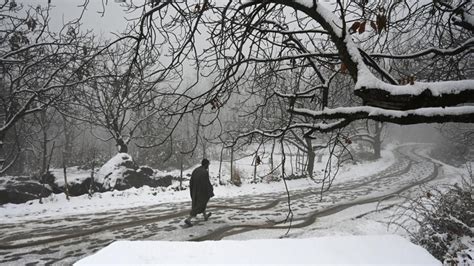 Kashmir: Snowfall disrupts flight operations at Srinagar airport ...