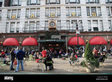 Macy’s Christmas shopping, decorations, Herald Square, Manhattan, New ...