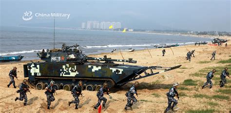 Amphibious armored vehicles in beach raid training - China Military