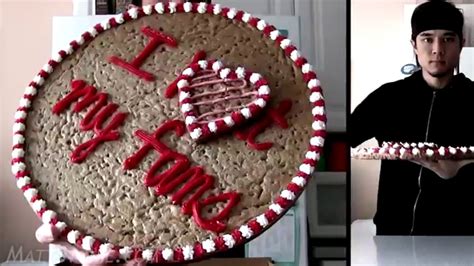 Mrs Fields Giant 16-inch Cookie (5,000+ Calories) - YouTube