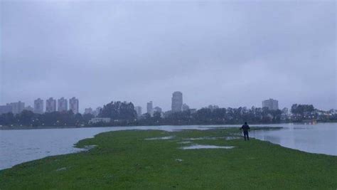 Curitiba amanheceu gelada, mas sem neve; máxima será de 7ºC.