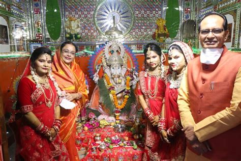 Madhya Pradesh: CM Shivraj Chouhan and his wife perform 'Kanyadaan' at the wedding of their ...