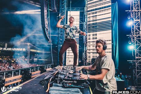 Watch The Chainsmokers Perform Live During Monday Night Football