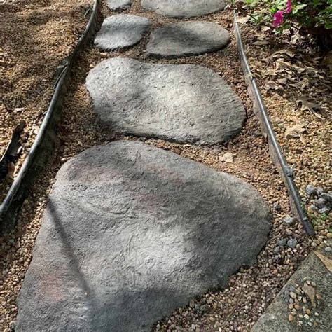 DIY Concrete Stepping Stones That Look Natural | Artsy Pretty Plants