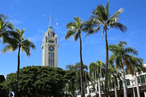 Aloha Tower - Visit a Retired Lighthouse - Go Guides