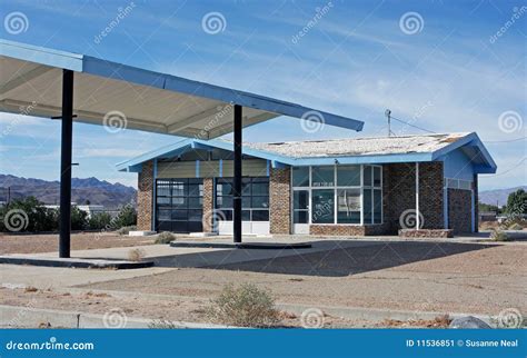 Abandoned Gas Station in Desert Stock Image - Image of gone, failed: 11536851