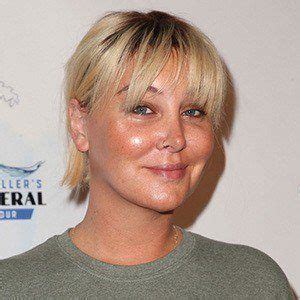 Billie Lee - Age, Family, Bio | Famous Birthdays