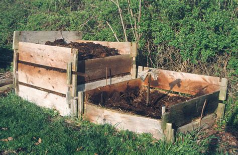 Building a Compost Bin - Fine Gardening