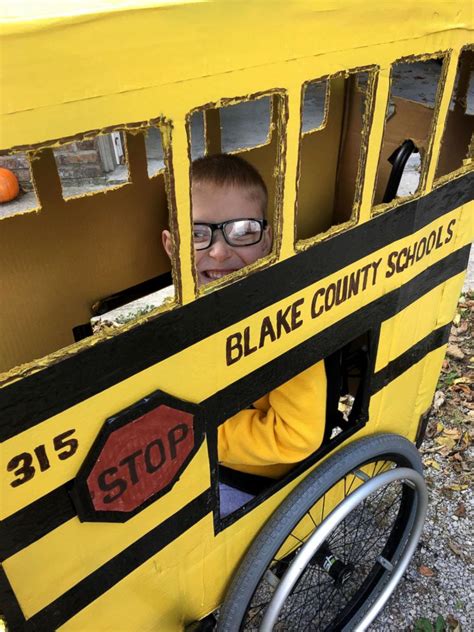 Grandfather builds school-bus Halloween costume for 5-year-old who uses wheelchair - ABC News