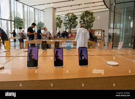 Apple store dubai hi-res stock photography and images - Alamy