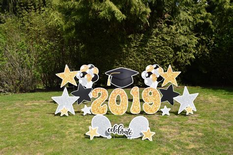 Graduation Yard Signs: Our FUN Graduation Yard Signs make a unique ...