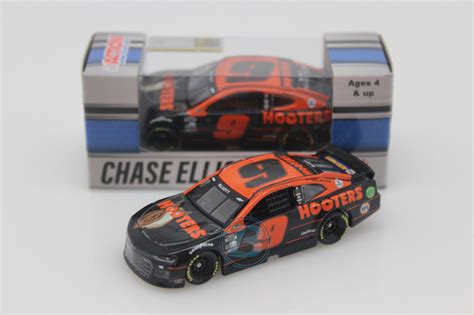 Chase Elliott 2021 Hooters 1:64 Nascar Diecast