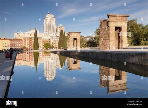 Temple of Debod (Templo de Debod), Parque del Oeste, Edificio Espana ...