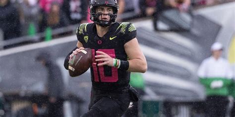 Bo Nix throws five touchdowns in No. 10 Oregon's win over No. 9 UCLA ...