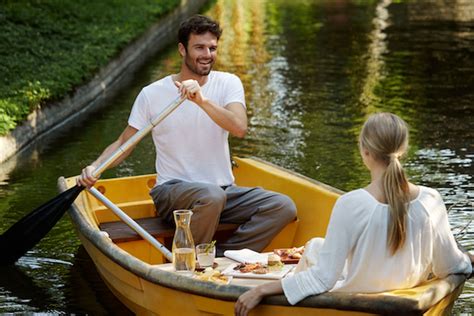 romantic boat picnic Perfect Picnic, Wedding Tips, Netherlands, Romantic Ideas, Proposals ...