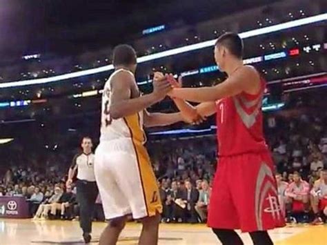 Metta World Peace Throws Elbow At Jeremy Lin [Video] - Business Insider