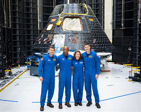 NASA’s Artemis II crew meets their Moonship - Ars Technica